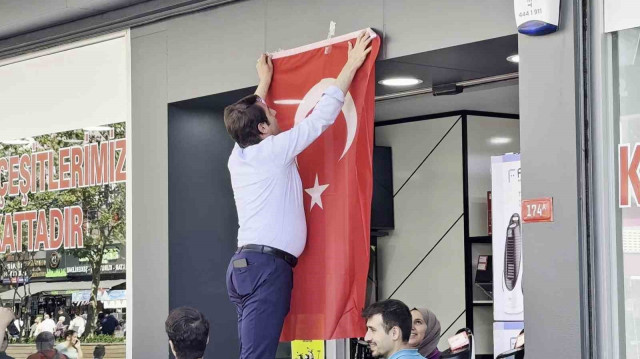 Cumhurbaşkanı Erdoğan'ın bayrak çağrısına dört bir yandan yanıt gecikmedi.