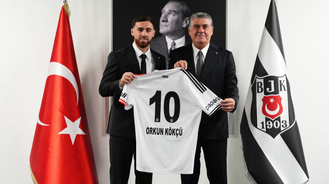 Orkun Kökçü başkan Serdal Adalı ile birlikte poz verdi.