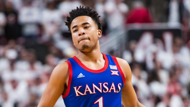 Devon Dotson, gard pozisyonunda oynuyor.