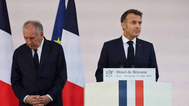 Le Premier ministre français François Bayrou (à gauche) observe le président français Emmanuel Macron prononcer un discours devant les chefs d'état-major à l'Hôtel de Brienne à Paris, le 13 juillet 2025, à la veille du défilé annuel du 14 juillet dans la capitale française.