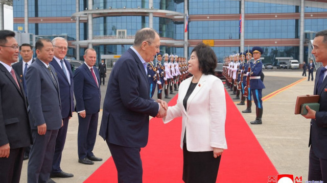 Cette photo prise le 13 juillet 2025 et publiée par l'agence de presse officielle nord-coréenne Korean Central News Agency (KCNA) le 14 juillet 2025 montre le ministre russe des Affaires étrangères Sergueï Lavrov serrant la main de la ministre nord-coréenne des Affaires étrangères Choe Son Hui avant son départ de l'aéroport Wonsan Kalma.