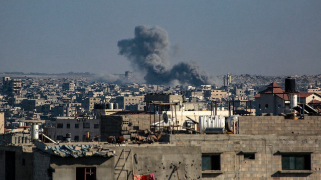 Cette photo prise à l'ouest de Jabalia, dans le centre de la bande de Gaza, montre des volutes de fumée à l'est de la ville de Gaza, dans le centre de la bande de Gaza, à la suite de frappes israéliennes, le 13 juillet 2025.