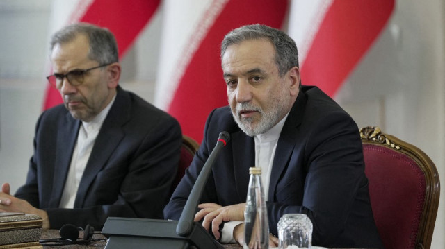 Cette photo fournie par le ministère iranien des Affaires étrangères montre le ministre des Affaires étrangères Abbas Araghchi (à droite) rencontrant des ambassadeurs et des représentants diplomatiques à Téhéran le 12 juillet 2025.