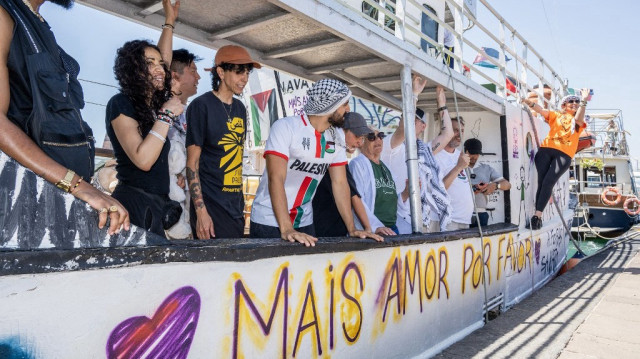Les membres d'équipage assistent au départ du bateau "Handala" de la Flottille de la liberté vers Gaza dans un port de Syracuse, en Sicile, dans le sud de l'Italie, le 13 juillet 2025.