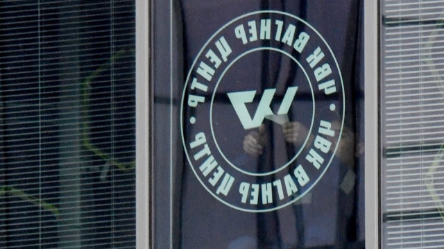 Les employés retirent les logos du PMC Wagner Centre de leur bureau fermé à Saint-Pétersbourg, le 2 juillet 2023.