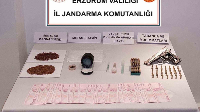 Erzurum'da 428 gram metamfetamin, 18 gram bonzai, 2 adet uyuşturucu madde kullanma aparatı, 1 adet ruhsatsız tabanca ve 95 adet tabanca mermisi ele geçirildi.