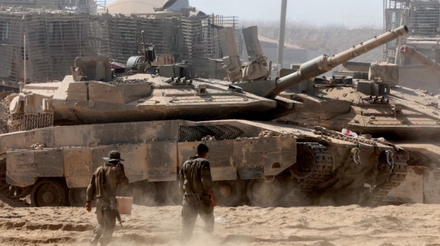 Des soldats israéliens se déploient près de la barrière frontalière entre Israël et la bande de Gaza, le 10 juillet 2025.