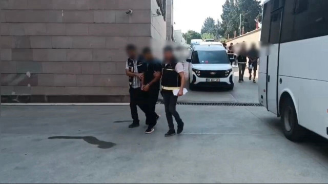 Şüpheliler gözaltına alındı.