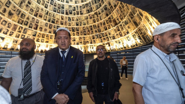 L'imam français Hassen Chalghoumi (2e à gauche) et l'imam anglais Dahri Nour Mouhammad (à gauche), membres d'une délégation d'imams et de dirigeants de la communauté musulmane de France, de Belgique, des Pays-Bas, d'Italie et du Royaume-Uni, visitent le musée mémorial de l'Holocauste Yad Vashem à Jérusalem, le 8 juillet 2025.