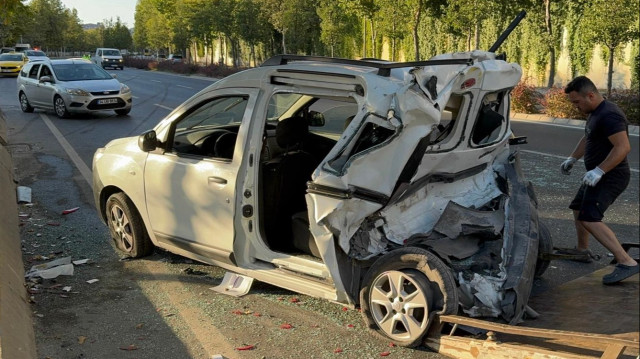 Kaza nedeniyle oluşan trafik yoğunluğu, otomobilin kaldırılmasının ardından normale döndü.