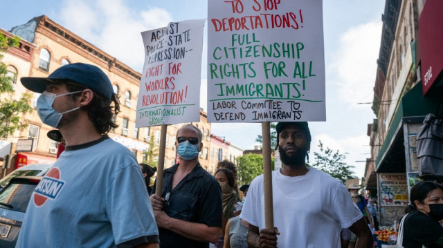 Des militants, des membres de la communauté et d'autres personnes organisent une manifestation et une marche contre un nouveau centre de détention pour immigrants dans le quartier de Sunset Park à Brooklyn, le 11 juillet 2025, à New York.