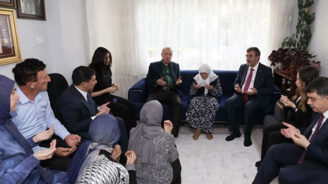 أردوغان يزور والدة شهيدين من ضحايا المحاولة الانقلابية الفاشلة