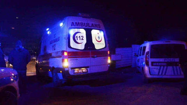 Malatya'nın Yeşilyurt ilçesinde bir vakaya müdahale eden 112 Acil Sağlık Hizmetleri ekibi, hasta yakınlarının fiziki ve sözlü saldırısına uğradı.