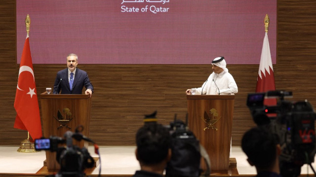 Le Premier ministre et ministre des Affaires étrangères du Qatar, Sheikh Mohammed bin Abdulrahman Al-Thani (R), et le ministre des Affaires étrangères de la Türkiye, Hakan Fidan, tiennent une conférence de presse conjointe à l'annexe Amiri Diwan à Doha, le 27 avril 2025.