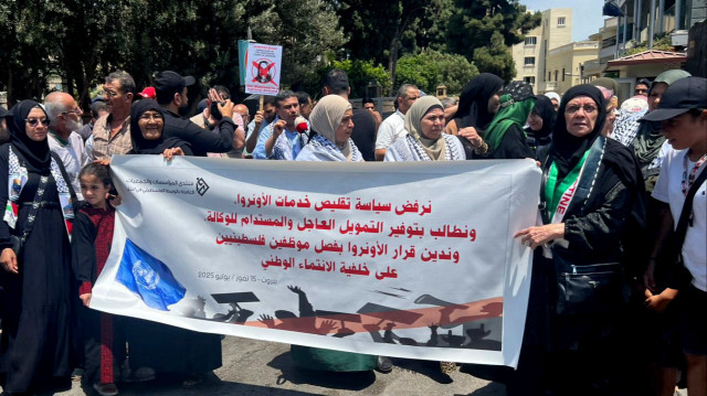Lübnan'daki Filistinli dernek ve kuruluşlar, UNRWA hizmetlerinin kısıtlanmasına ve bazı Filistinli çalışanların işten çıkartılmasına tepki gösterdi