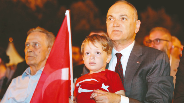 Düzce Belediye Başkanı Dr. Faruk Özlü (sağda)