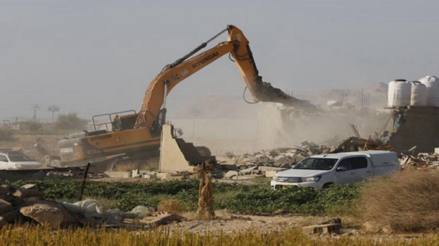 أمام أصحابها.. قوات الاحتلال تهدم منازل فلسطينيين بمخيم طولكرم