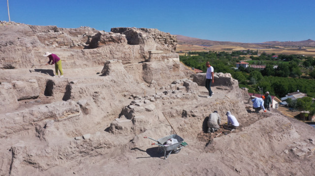 Elazığ'da Tadım Kalesi ve Höyüğü'nde yürütülen arkeolojik kazılarda 6 bin yıllık tapınak alanı gün yüzüne çıkarıldı.