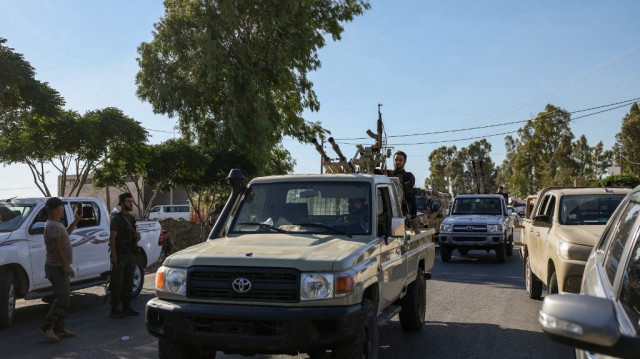 Des membres des forces de sécurité syriennes patrouillent dans une zone située entre Mazraa et Walga, près de la ville de Sweida, à majorité druze, le 14 juillet 2025.