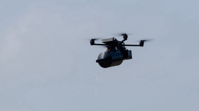Le ministère russe de la Défense affirme avoir abattu 55 drones ukrainiens, tandis que des frappes ont également visé des infrastructures civiles en Ukraine. Les tensions s’intensifient à la frontière.