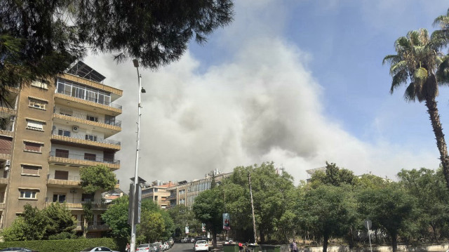Des fumées s'élèvent après des frappes israéliennes près du quartier général de l'armée syrienne et du ministère de la défense à Damas, le 16 juillet 2025.