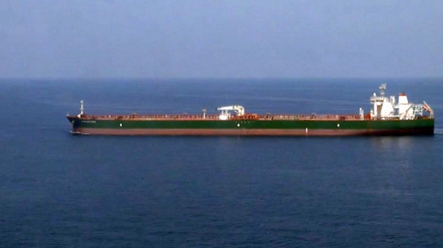 Cette image extraite d'une vidéo publiée par le bureau de l'armée iranienne le 28 avril 2023 montre le pétrolier Advantage Sweet avant qu'il ne soit saisi par la marine iranienne, au large des côtes d'Oman.