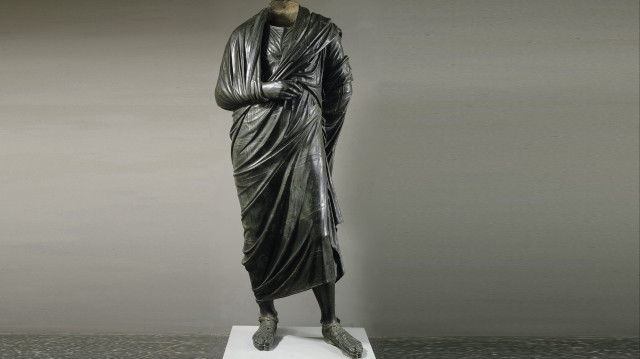 Milattan sonra 2. ve 3. yüzyıllara tarihlendirilen, Roma İmparatoru Marcus Aurelius'un bir filozof olarak tasvir edildiği bronz heykel, Türkiye'den kaçırıldıktan sonra yıllarca el değiştirdi.