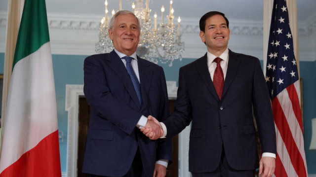 Le secrétaire d'État américain Marco Rubio (à droite) et le ministre italien des Affaires étrangères Antonio Tajani (à gauche) posent pour les photographes lors d'une séance photo au département d'État, le 15 juillet 2025, à Washington, DC. 