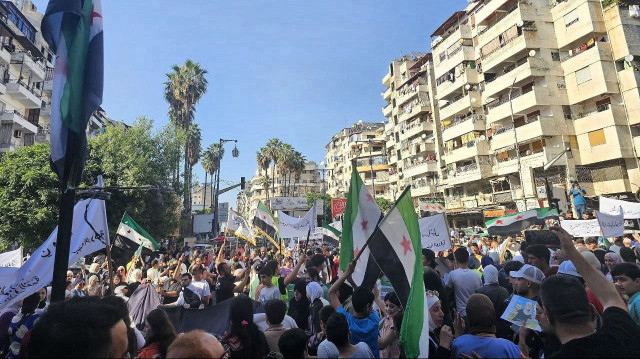 سوريا.. مظاهرات تنديدا بغارات الاحتلال ورفضا للتدخل الأجنبي