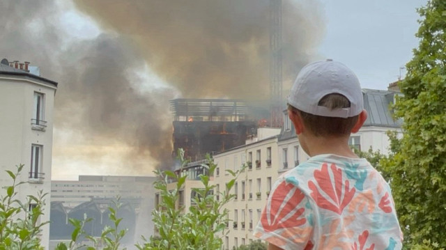 Un incendie a lieu dans un immeuble situé de la rue du Charolais, à Paris le 15 juillet 2025.