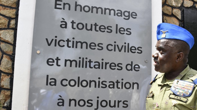 Un responsable militaire assiste à la cérémonie de débaptisation à Niamey le 15 octobre 2024 où le monument dédié aux morts et victimes des deux guerres mondiales (1914-1918 et 1939-1944) devient "Bubandey Batama" ("A nos morts" en langue djerma)" et rend désormais hommage à toutes les victimes civiles et militaires depuis la colonisation jusqu'à nos jours.