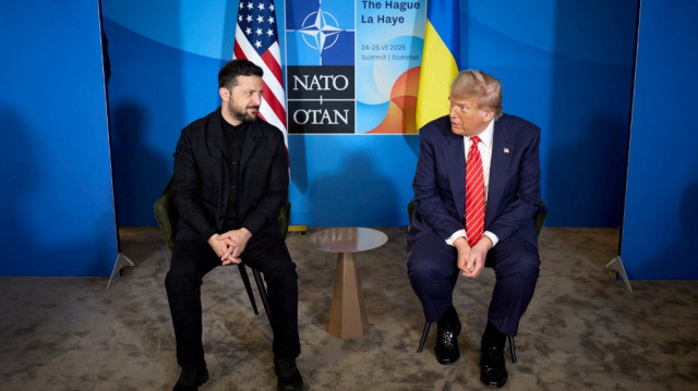 Sur cette photo prise et publiée par le service de presse présidentiel ukrainien le 25 juin 2025, le président ukrainien Volodymyr Zelensky (à gauche) rencontre le président américain Donald Trump en marge du sommet de l'Organisation du traité de l'Atlantique Nord (OTAN) à La Haye.