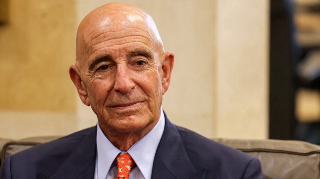 L'envoyé spécial des États-Unis pour la Syrie, Tom Barrack, observe la scène lors de sa rencontre avec le premier ministre libanais au palais du gouvernement à Beyrouth, le 19 juin 2025.