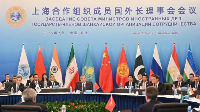 Министр иностранных дел Китая Ван И председательствует на заседании совета министров иностранных дел государств - членов Шанхайской организации сотрудничества (ШОС) в Тяньцзине, Китай, 15 июля 2025 года.