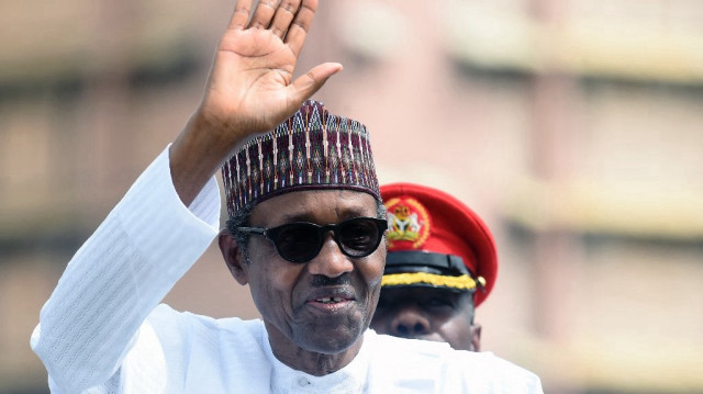 Le président nigérian Muhammadu Buhari salue lors d'une inspection des gardes en parade pour marquer la Journée de la démocratie à Abuja, le 12 juin 2019. L'ancien président nigérian Muhammadu Buhari, qui a dirigé son pays d'abord en tant qu'homme fort de l'armée, puis en tant que démocrate élu, est décédé le 13 juillet 2025, à l'âge de 82 ans, a déclaré un de ses collaborateurs.