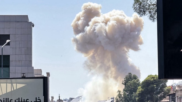 Des fumées s'élèvent après des frappes israéliennes près du quartier général de l'armée syrienne et du ministère de la défense à Damas, le 16 juillet 2025.