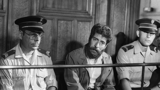 Une photo prise le 3 juillet 1986 montre l'ancien milicien libanais George Ibrahim Abdallah lors de son procès pour complicité dans le meurtre de deux diplomates, l'Américain Charles Ray et l'Israélien Yacov Barsimantov, pour lequel Abdallah a été condamné à la prison à vie.