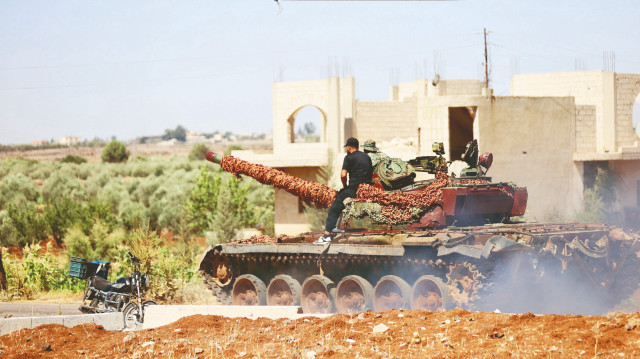 Suriye ordusu Suveyde kent merkezinden ağır silahları çıkarıp Şam'a naklederek, kent ve çevresinin kontrolünü polis güçlerine devretti.