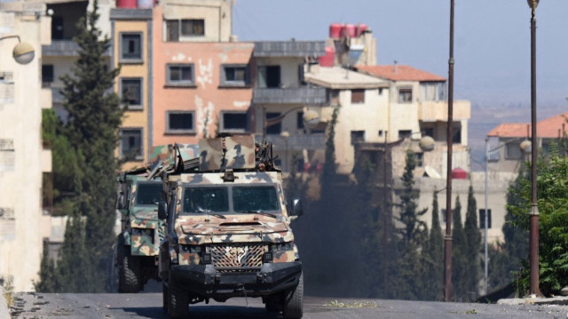 Les forces de sécurité syriennes se déploient au milieu des affrontements dans la ville méridionale de Sweida, le 16 juillet 2025.