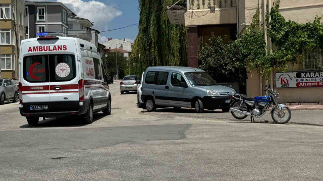 Bilecik'te kontrolden çıkan motosiklet devrilirken, sürücüsü yaralandı.