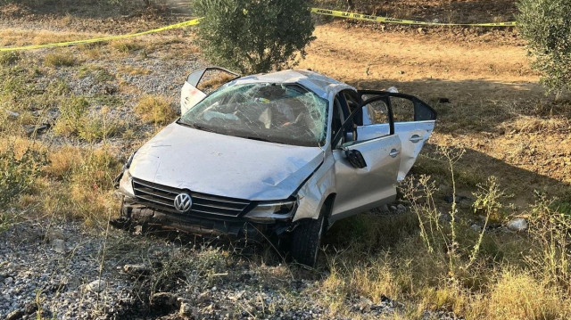 MANİSA'NIN SALİHLİ İLÇESİNDE SÜRÜCÜSÜNÜN KONTROLÜNDEN ÇIKAN OTOMOBİLİN ZEYTİN BAHÇESİNE UÇMASI SONUCU MEYDANA GELEN KAZADA 1 KİŞİ ÖLDÜ, 4 KİŞİ YARALANDI.