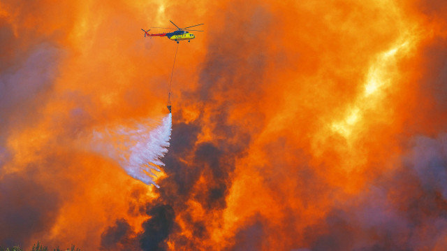 Sabahın ilk ışıklarıyla helikopter ve uçaklar da söndürme çalışmalarına başladı.