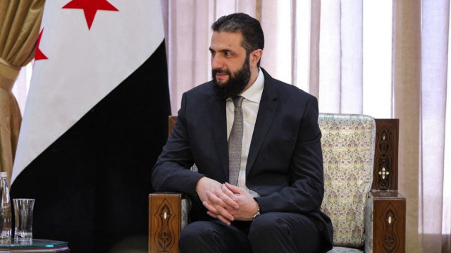 Cette photo diffusée par l'agence de presse officielle arabe syrienne (SANA) montre le président intérimaire de la Syrie, Ahmed al-Sharaa, recevant le ministre des Affaires étrangères de l'Arabie saoudite à Damas, le 31 mai 2025.