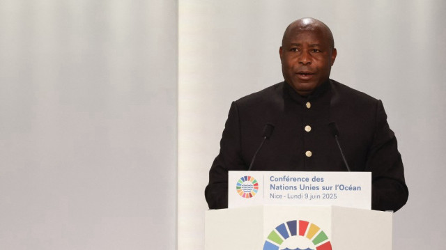 Le président burundais Evariste Ndayishimiye prononce un discours lors de la troisième Conférence des Nations unies sur les océans (UNOC3), qui rassemble des dirigeants, des chercheurs et des militants afin de discuter des moyens de protéger la vie marine jusqu'au 13 juin, au Centre des Expositions de Nice, sur la Côte d'Azur, le 9 juin 2025.