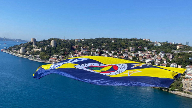 Fenerbahçe Beko'nun bayrağı köprülere asıldı.