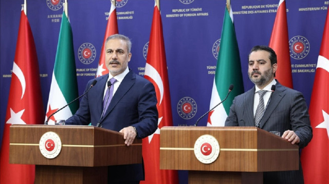 Turkish Foreign Minister Hakan Fidan (L) and his Jordanian counterpart Ayman Safadi (R)