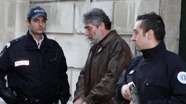 Des policiers français escortent Georges Ibrahim Abdallah (au centre), un ressortissant libanais condamné à la prison à perpétuité, alors qu'il quitte le tribunal de Pau, dans le sud-ouest de la France, le 18 février 2010, après qu'un procureur ait requis une peine de trois mois devant la cour d'appel pour avoir refusé de fournir un échantillon d'ADN.