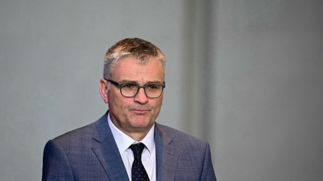 Le porte-parole du gouvernement allemand, Stefan Kornelius, réagit lors d'une conférence de presse conjointe du Premier ministre danois et de la chancelière allemande à la Chancellerie à Berlin, le 11 juin 2025.