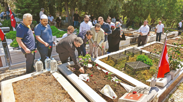 Törende Cambaz’ın mezarına çiçekler bırakıldı, dualar edildi.