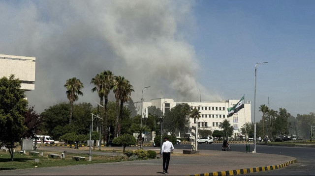 Des nuages de fumée s'élèvent à la suite des frappes israéliennes près du quartier général de l'armée syrienne et du ministère de la Défense à Damas, le 16 juillet 2025. L'armée israélienne a lancé de nouvelles frappes contre le quartier général de l'armée syrienne et le ministère de la Défense, a déclaré la chaîne de télévision publique le 16 juillet, après des attaques précédentes.